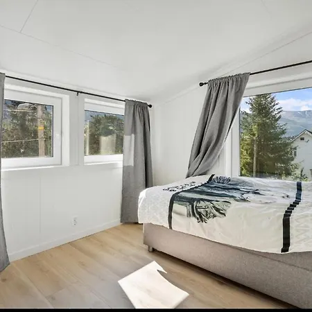 Et Fint Og Stort Enebolig Sentralt I Voss! Villa Exterior photo